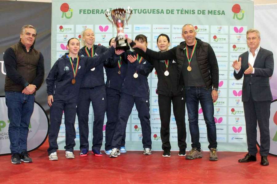 CTM Mirandela com o troféu da Taça de Portugal feminina