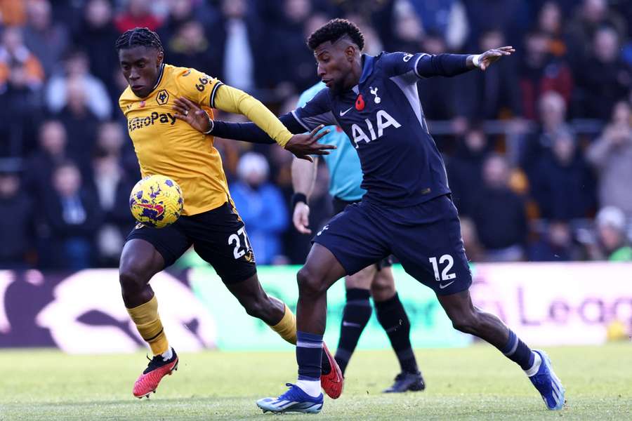 Wolverhampton Wanderers' franske midtbanespiller nr. 27 Jeanricner Bellegarde (L) kæmper med Tottenham Hotspurs brasilianske forsvarsspiller nr. 12 Emerson Royal (R).