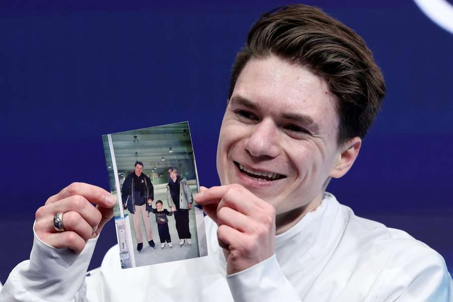 Maxim Naumov mit einem Foto seiner verstorbenen Eltern