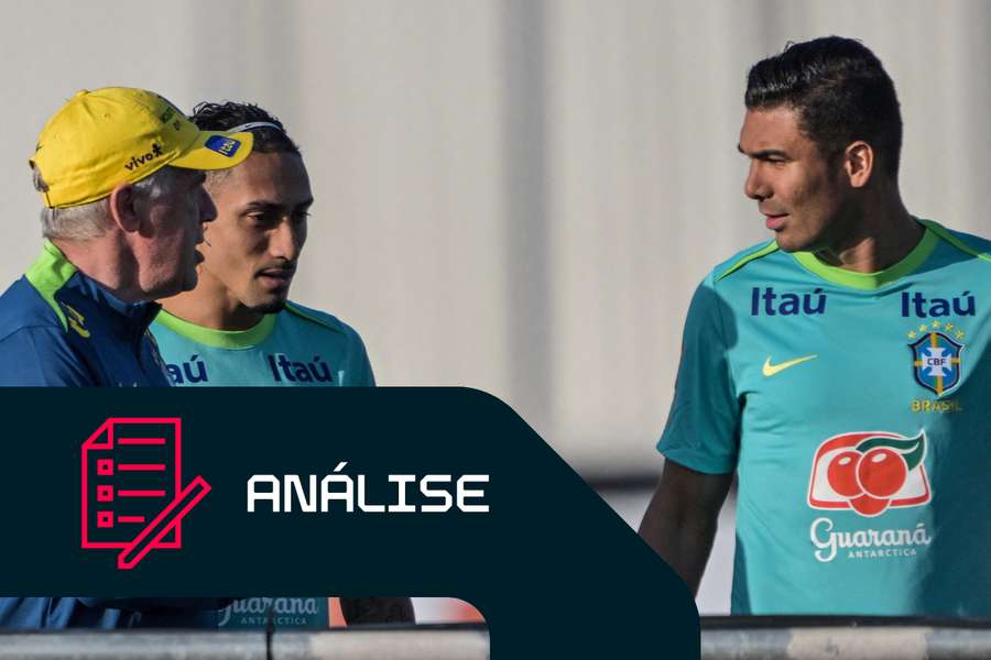 Ancelotti durante uma sessão de treino do Brasil com Raphinha e Casemiro