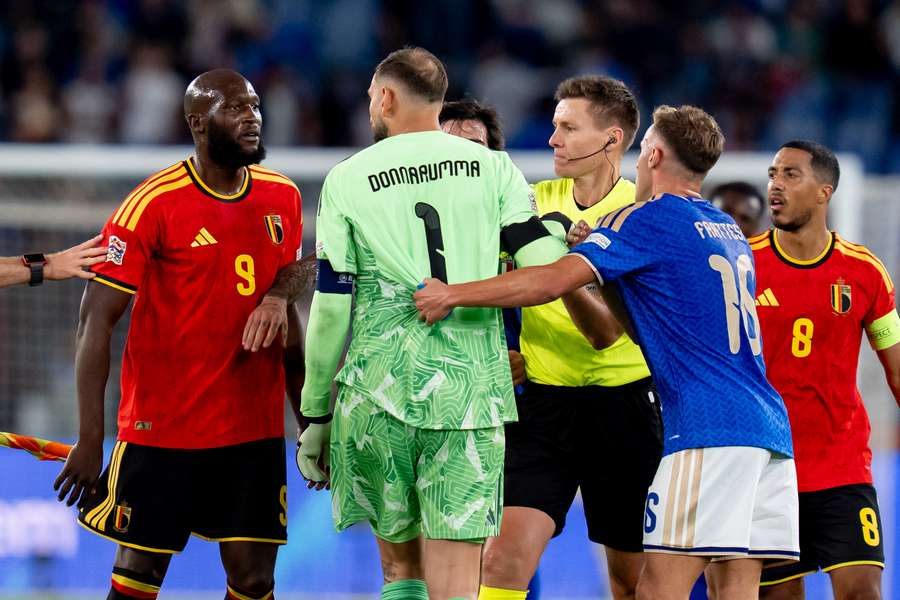 Donnarumma e Lukaku foram separados pelos companheiros de time Donnarumma e Lukaku foram separados pelos companheiros de time