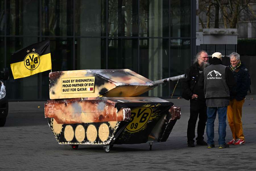 BVB-Fans haben Panzermodelle vor den Westfalenhallen platziert.