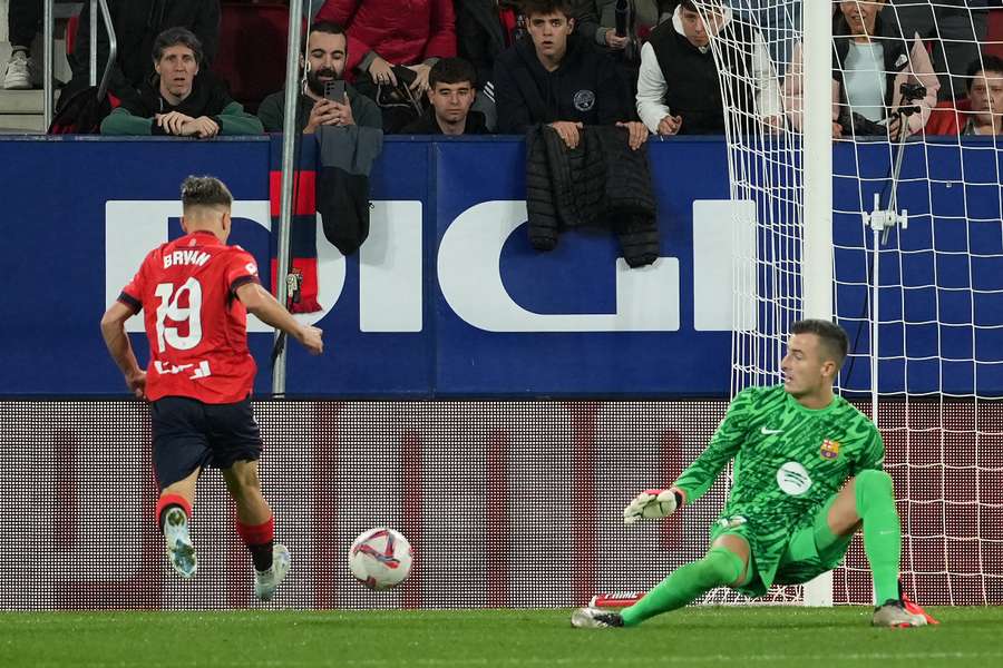 Bryan Zaragoza bate Iñaki Peña na vitória do Osasuna