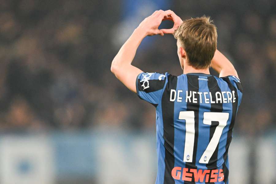 De Ketelaere celebra uno de sus dos goles en la Copa de Italia