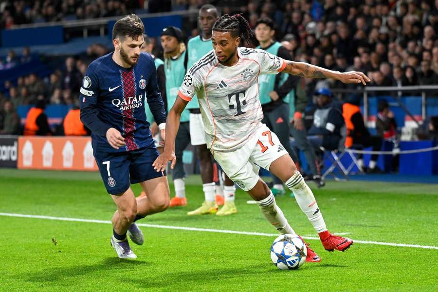 Olise es perseguido por Kvaratskhelia