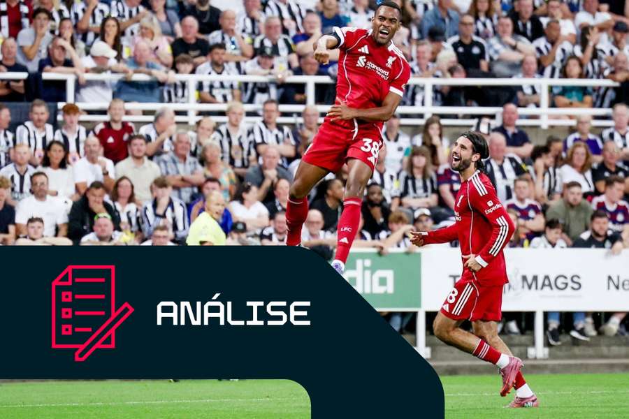 Ryan Gravenberch, médio do Liverpool, celebra o seu golo contra o Newcastle