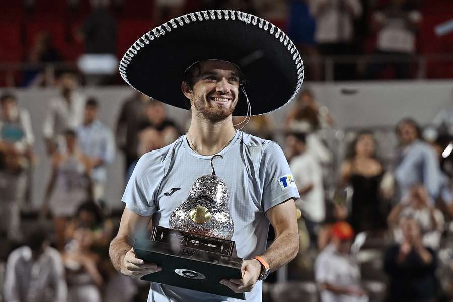 Czech Republic’s Tomas Machac holds up the trophy after beating Spain’s Alejandro Davidovich Fokina in Acapulco