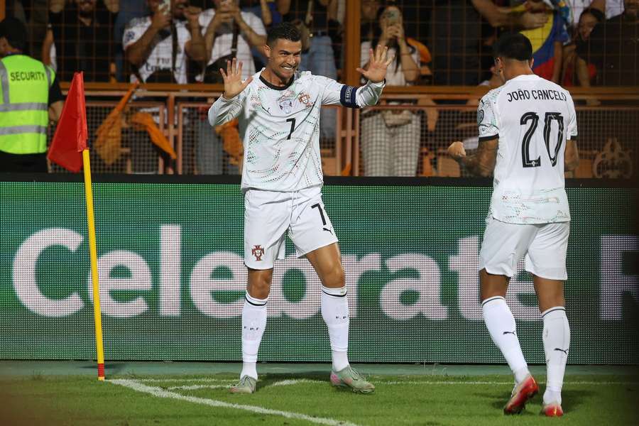 Gólová oslava Ronalda a Cancela.
