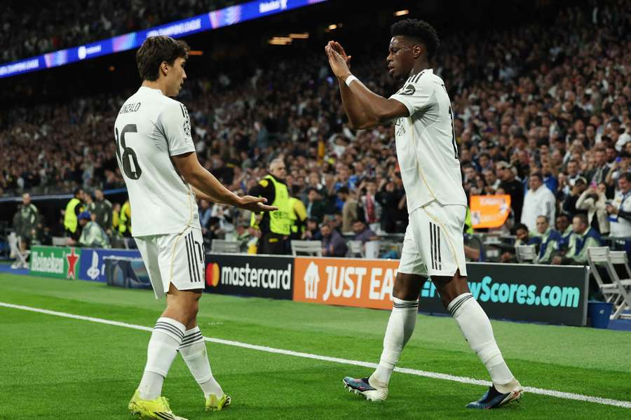 Radosť hráčov Realu Madrid po postupe do osemfinále Ligy majstrov.