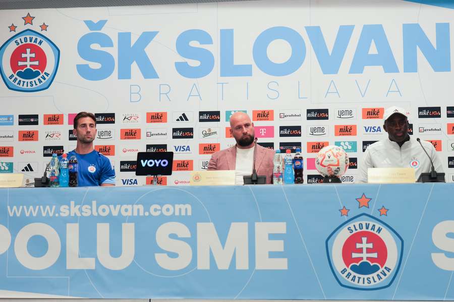 Šporar, Kmotrík ml. a Touré na tlačovej konferencii.