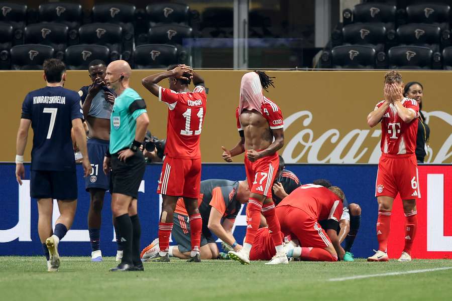 Jogadores ficaram desesperados com lesão de Musiala em PSG x Bayern Jogadores ficaram desesperados com lesão de Musiala em PSG x Bayern