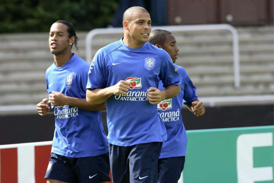 Ronaldo durante treino da seleção brasileira; ao lado de Ronaldinho Gaúcho e Robinho
