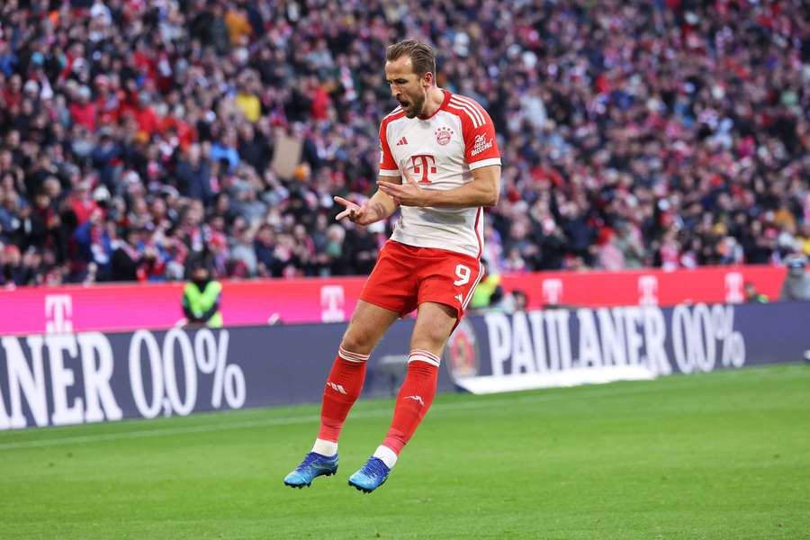 Dublet Kane'a daje Bayernowi dziewiąte zwycięstwo. Rekord Lewandowskiego zagrożony?
