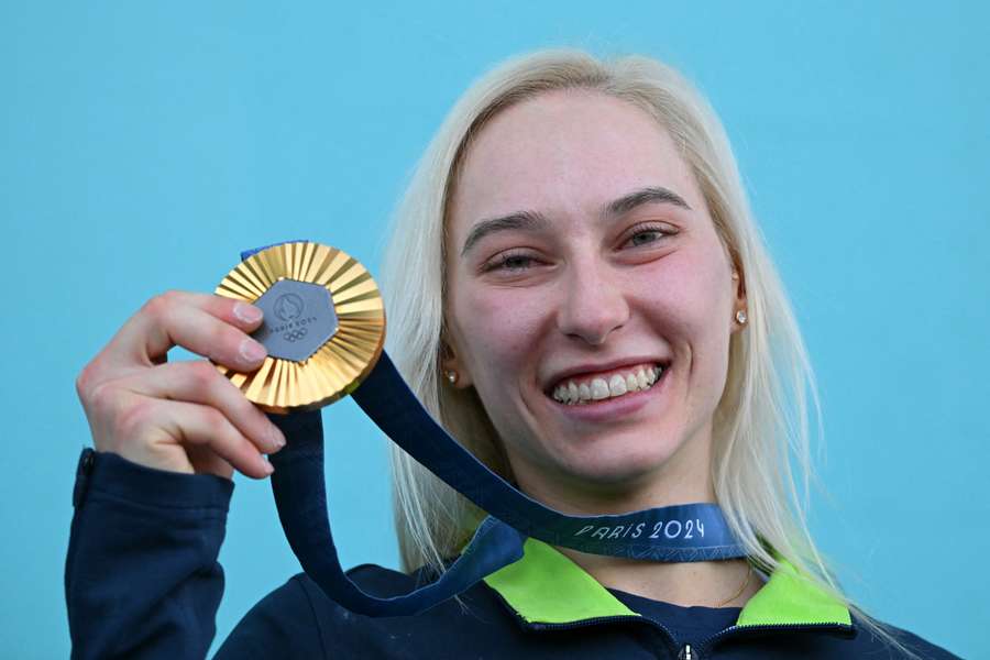 Janja Garnbret, feliz con su medalla.