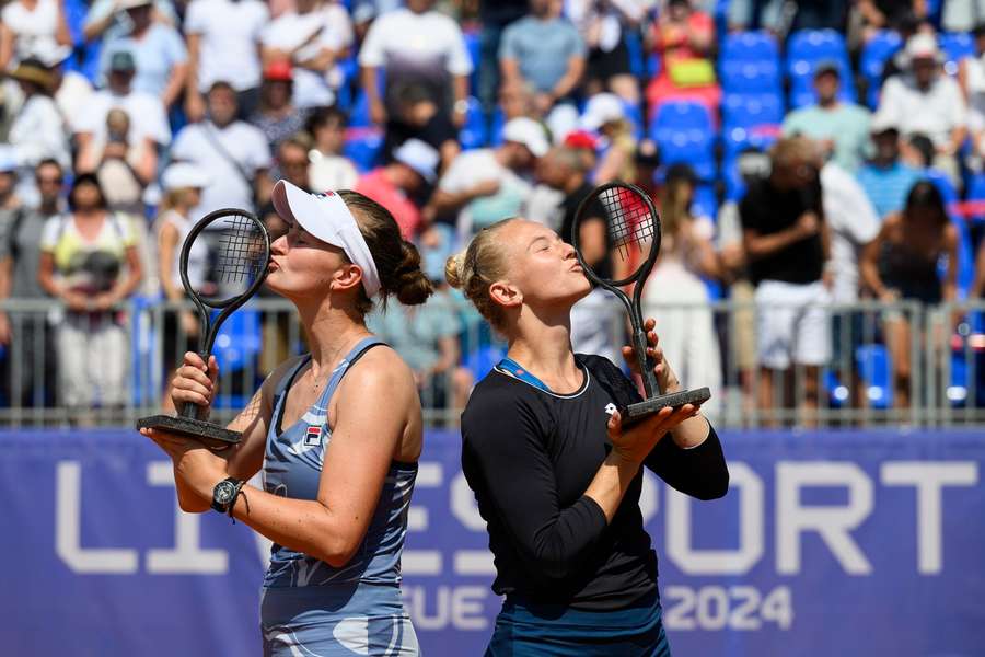 Barbora Krejčíková s Kateřinou Siniakovou po triumfu na Livesport Prague Open.