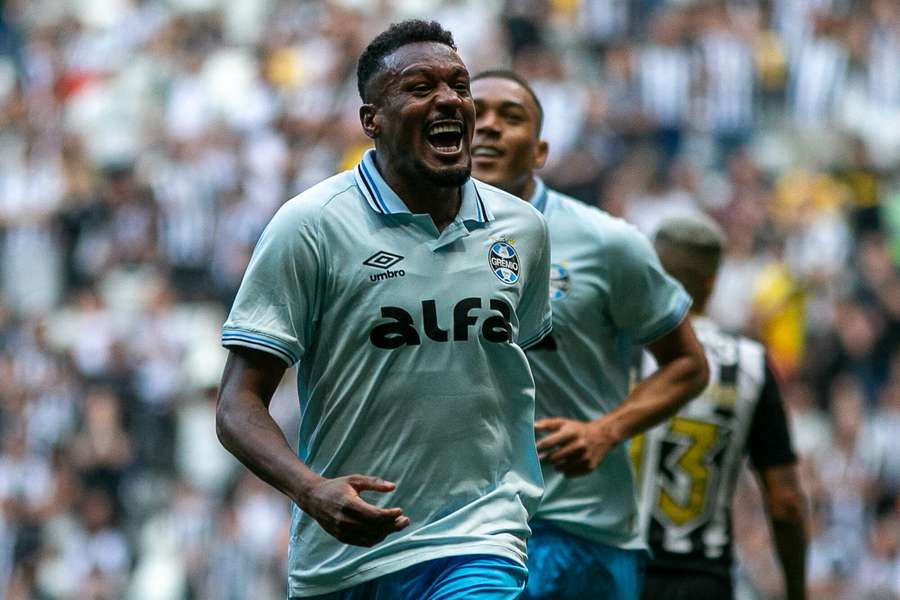 Edenílson fez Lei do Ex entrar em ação na capital mineira Edenílson fez Lei do Ex entrar em ação na capital mineira