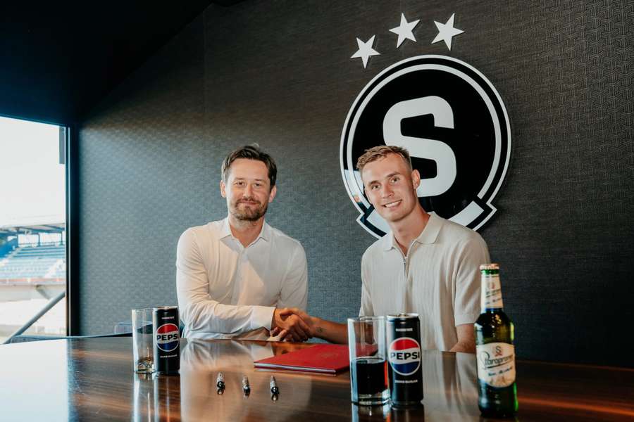 PŘESTUPY ONLINE: Sparta koupila Mannsverka z Ajaxu. Ronaldinho se vrátí do hry PŘESTUPY ONLINE: Sparta koupila Mannsverka z Ajaxu. Ronaldinho se vrátí do hry