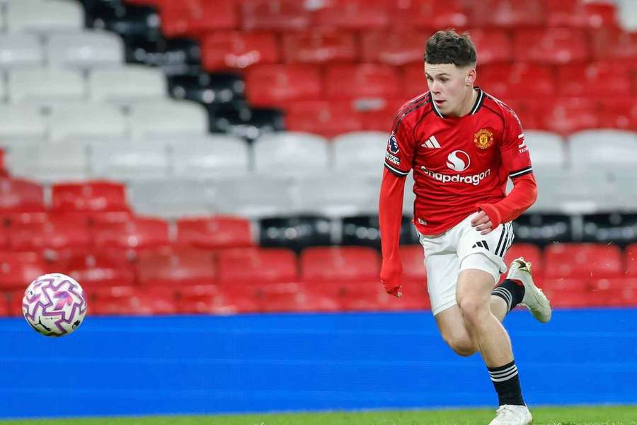 Man Utd whiz Rooney signs with top agency