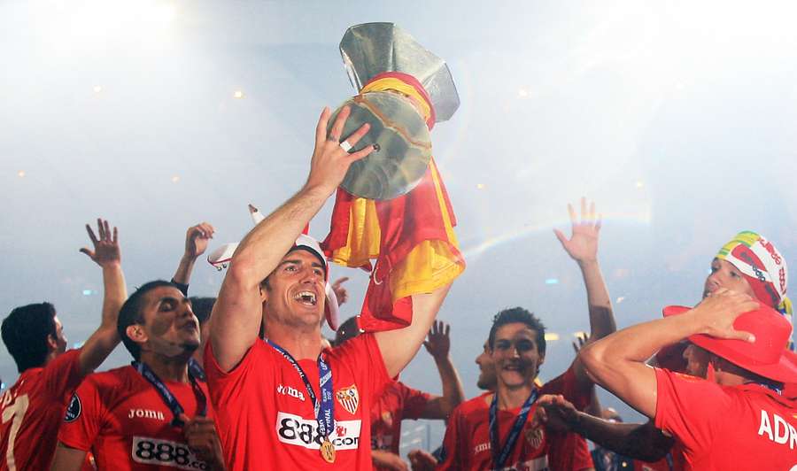 Aitor Ocio, con la Copa de la UEFA ganada al Espanyol en Glasgow en 2007 Aitor Ocio, con la Copa de la UEFA ganada al Espanyol en Glasgow en 2007