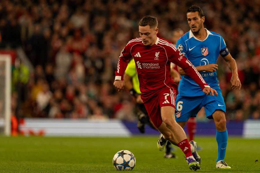 Florian Writz y Koke en un juego de Champions League 2025/26