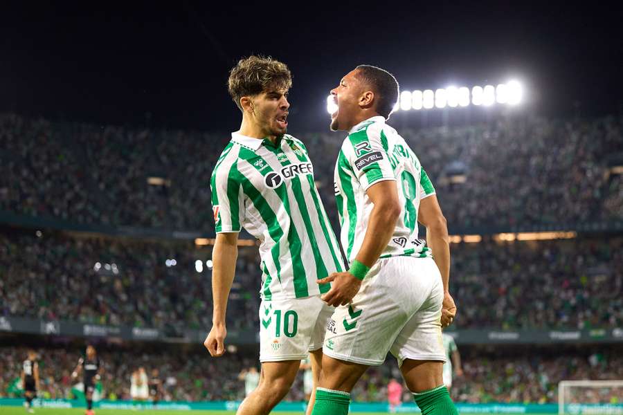 Ez Abde y Vitor Roque celebran uno de los goles del Betis