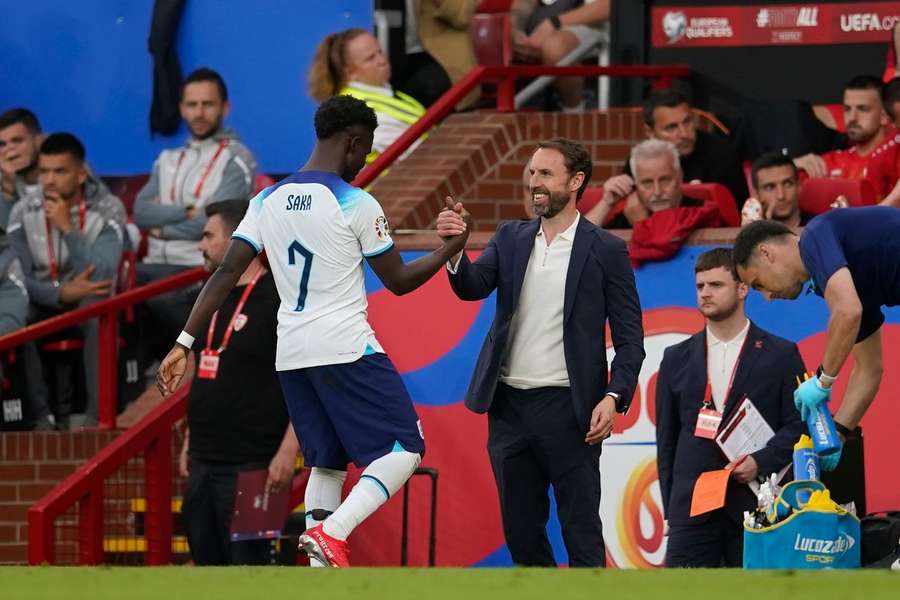 Southgate begroet Saka bij zijn publiekswissel