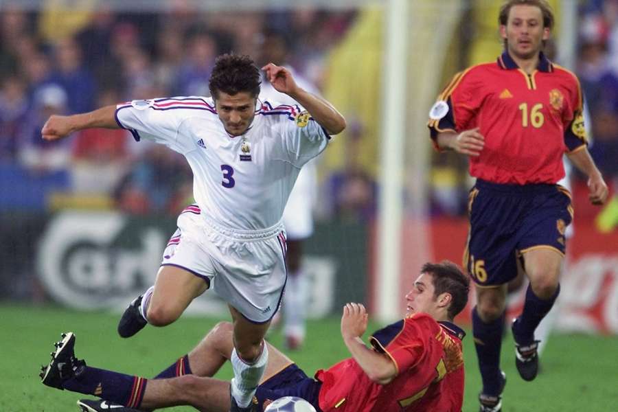 Bixente Lizarazu, ante Iván Helguera con Gaizka Mendieta en segundo plano, en el Francia-España de la Eurocopa 2000 Bixente Lizarazu, ante Iván Helguera con Gaizka Mendieta en segundo plano, en el Francia-España de la Eurocopa 2000