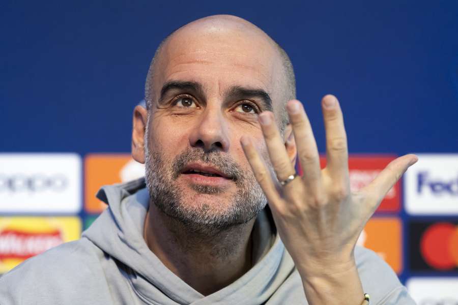 Pep Guardiola tijdens een persconferentie