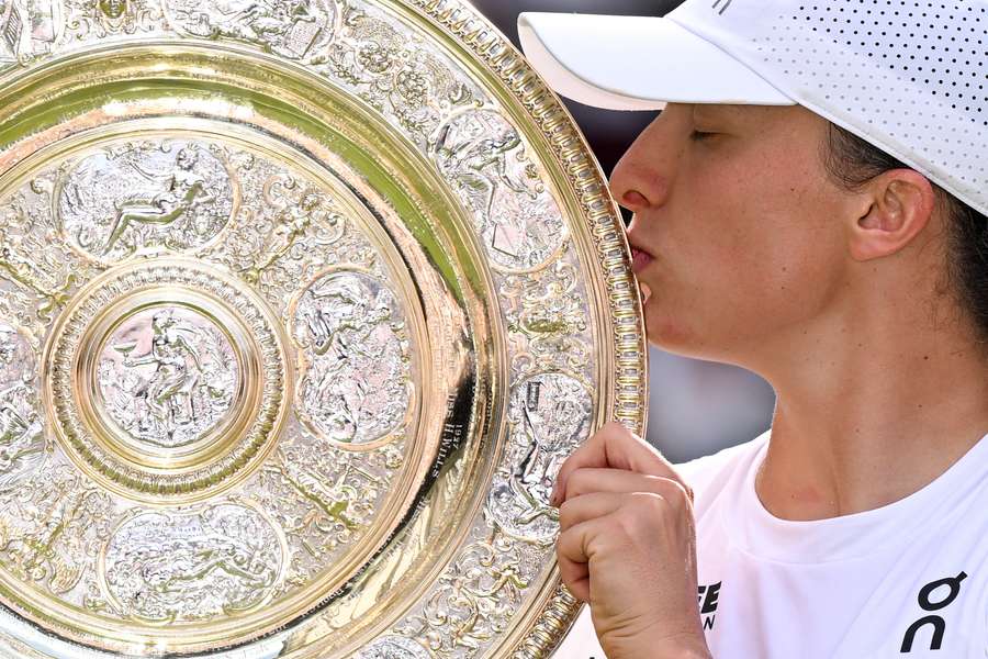Iga Swiatek, con su ensaladera de campeona de Wimbledon