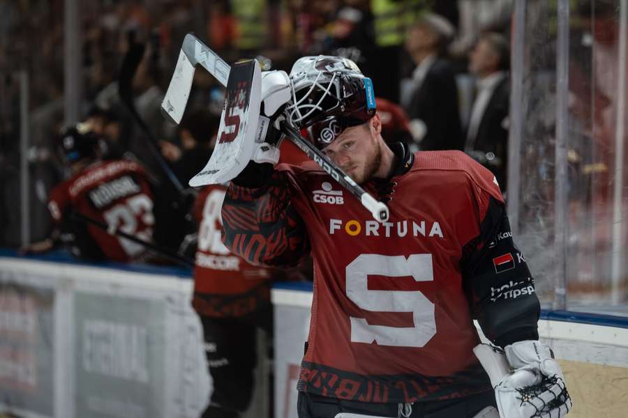 Josef Kořenář se dělí v brankovišti Sparty o prostor s Jakubem Kovářem.