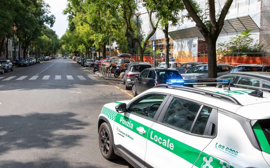 Il luogo dell'impatto in via Caracciolo a Milano Il luogo dell'impatto in via Caracciolo a Milano