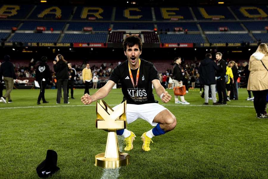 Jacobo Fernández con el trofeo de la Kings League