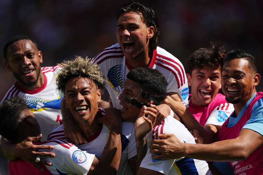 Los jugadores de Venezuela celebran el gol de Bello ante Ecuador