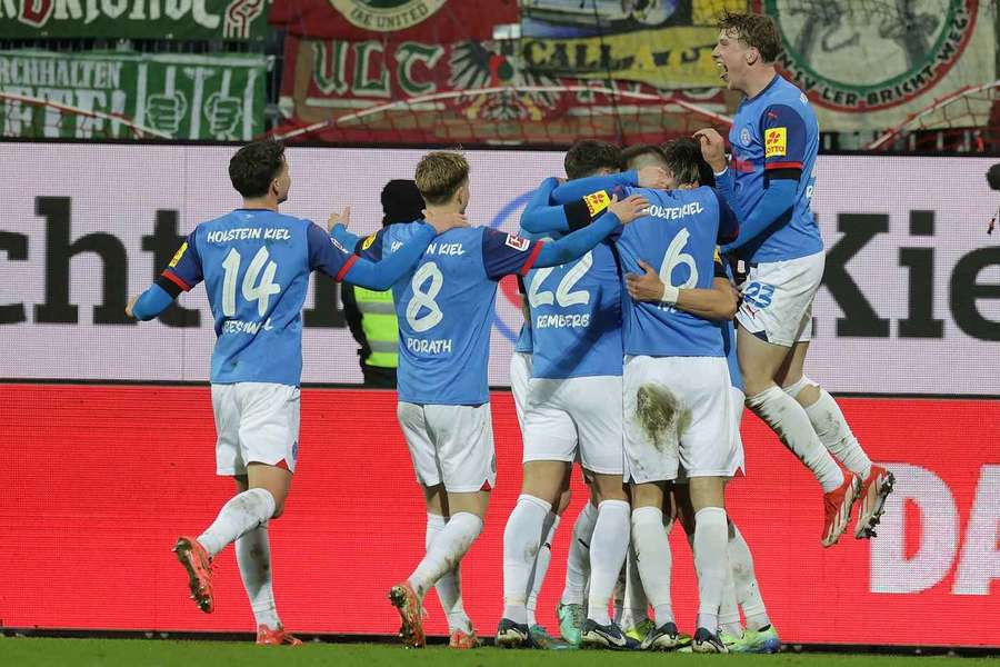 Kiel feierte eine furiose Torparty beim 5:1 (4:1) gegen den FC Augsburg.