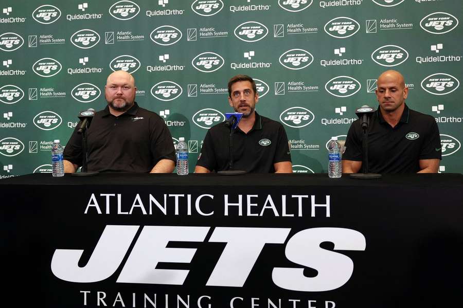 De gauche à droite : Joe Douglas, GM des Jets, Aaron Rodgers, QB, et Robert Saleh, HC, lors de la présentation de Rodgers en avril 2023.