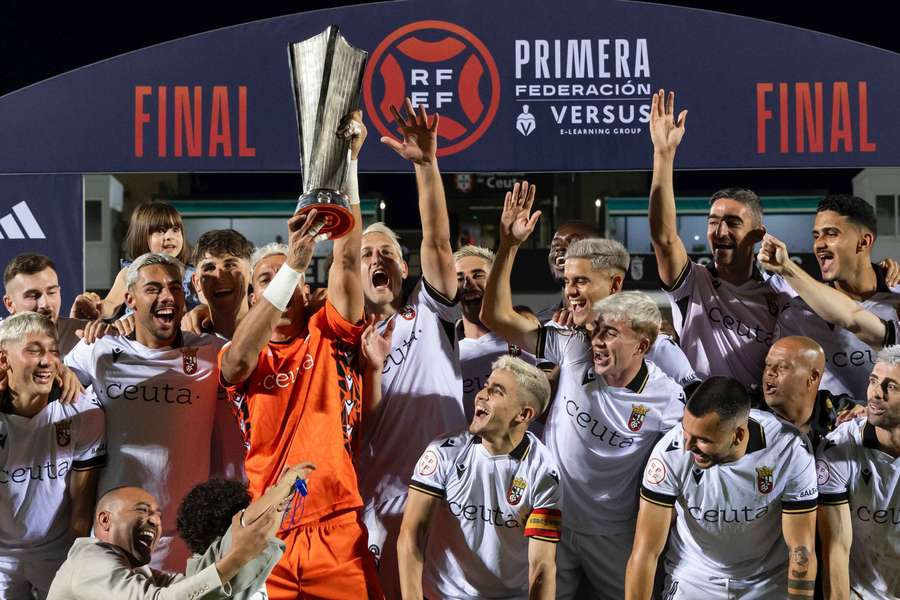 El Ceuta recibe el título de campeón de Primera RFEF al ganar a la Cultural Leonesa