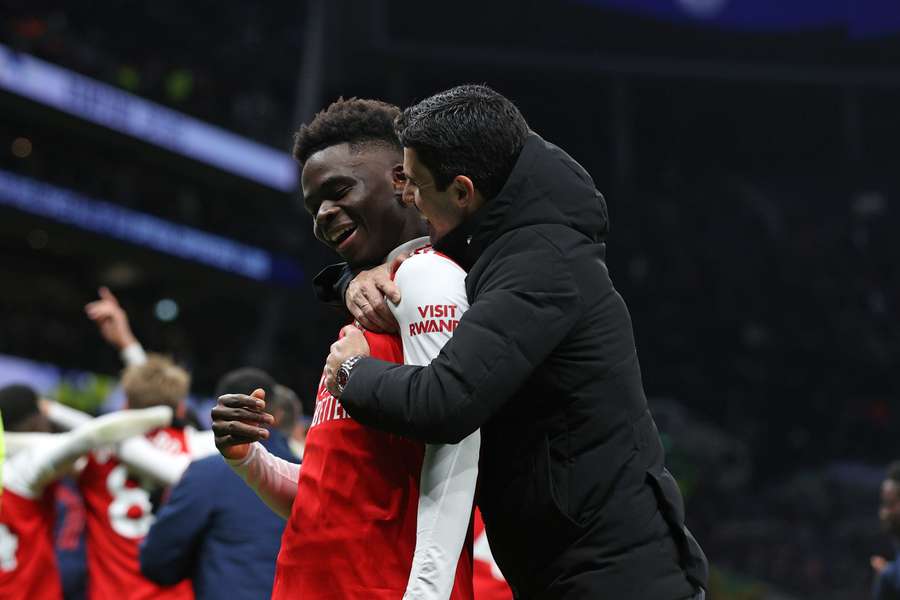 Arteta (re.) lobt seinen Spieler Bukayo Saka nach dem wichtigen Sieg bei den Spurs