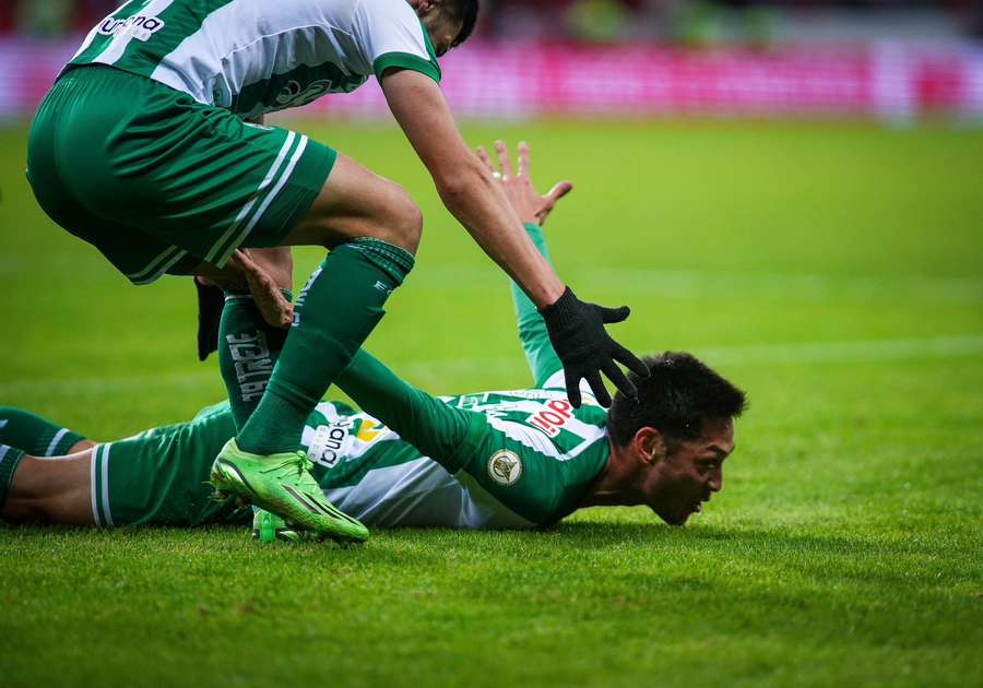 Luís Oyama vibra com gol da vitória no Beira-Rio