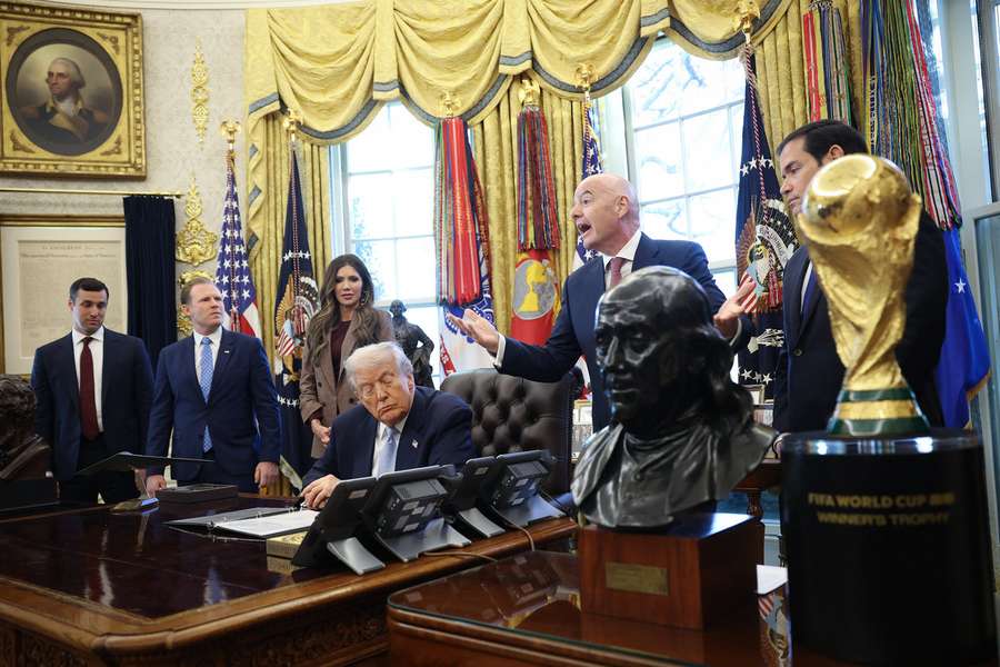 Trump, presidente dos EUA, com Infantino, presidente da FIFA, e o troféu do Mundial