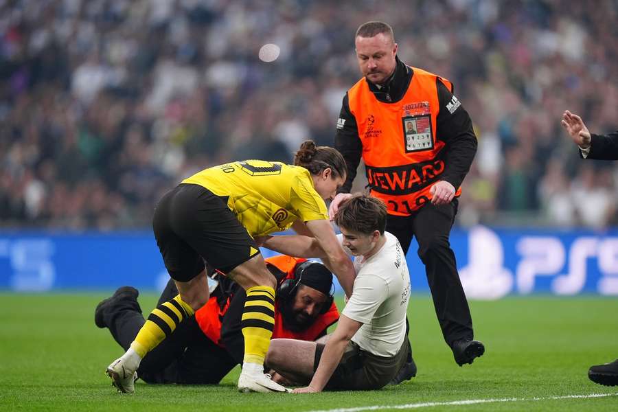 Marcel Sabitzer (l.) half dabei, den zweiten Flitzer zu Fall zu bringen