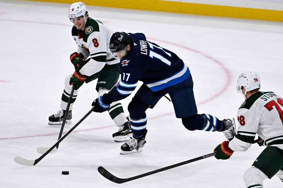 Nico Sturm im Duell mit Zeev Buium.