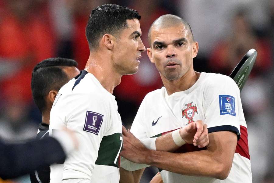 Pepe draagt de aanvoerdersband over aan de ingevallen Cristiano Ronaldo