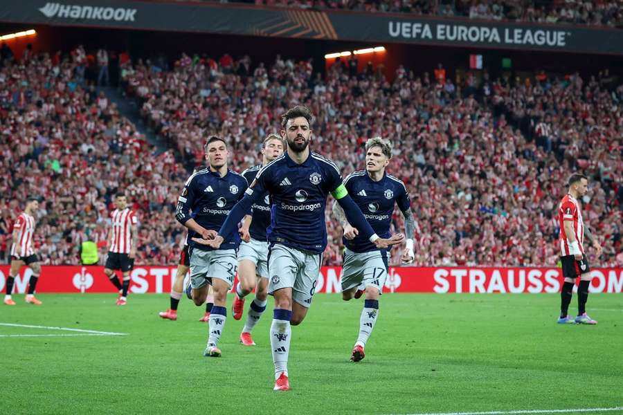 Mijlocașul Bruno Fernandes de la Manchester United înscrie împotriva Athletic Club în meciul din prima manșă a semifinalelor Europa League