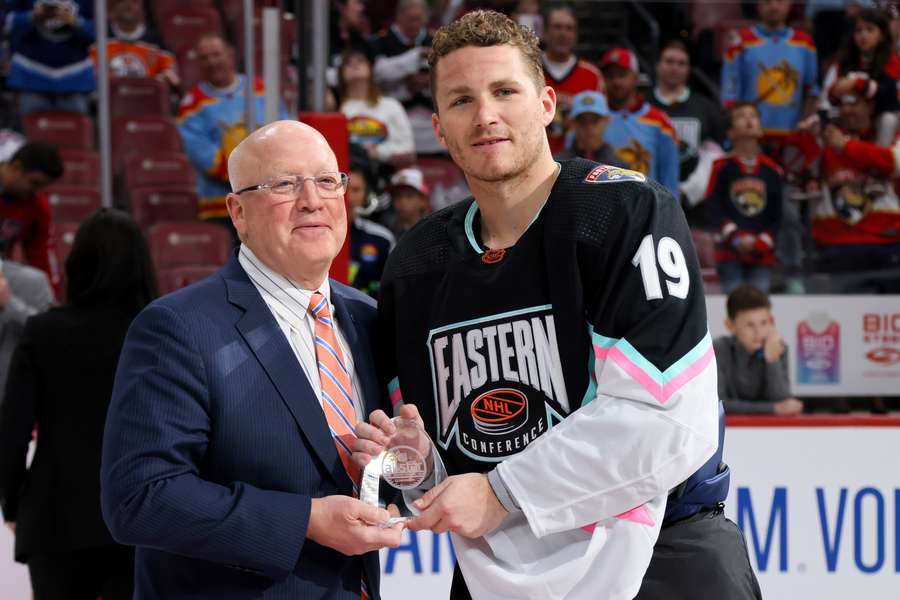 Matthew Tkachuk riceve dal Commissioner Bill Daly l'MVP dell'All-Star Game 2023