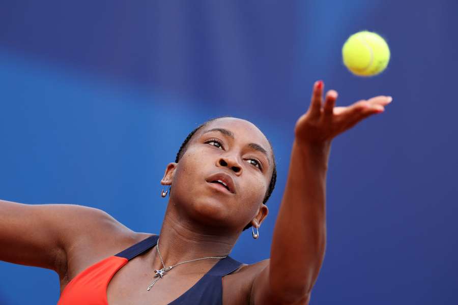 Coco Gauff draagt bij de openingsceremonie van de Olympische Spelen de Amerikaanse vlag