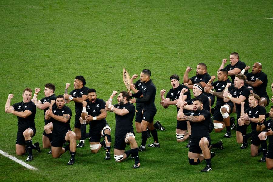 Okrem čiernych dresov je neodmysliteľným symbolom novozélandských ragbistov maorský vojnový tanec Haka.