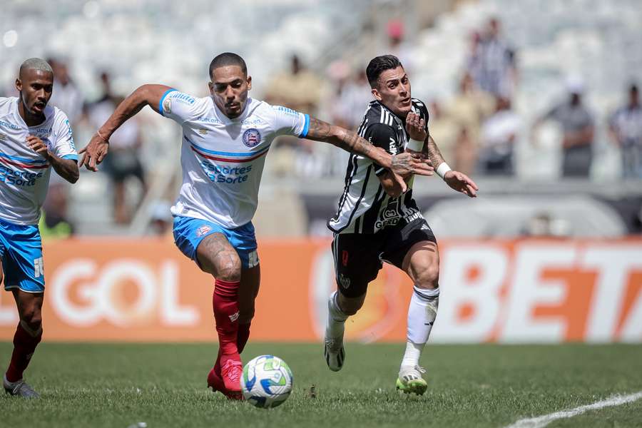 Pavón tenta fugir da marcação tricolor