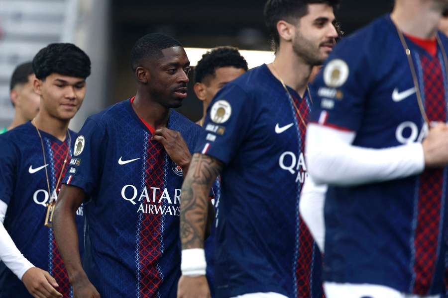 Dembélé com os seus companheiros antes do jogo
