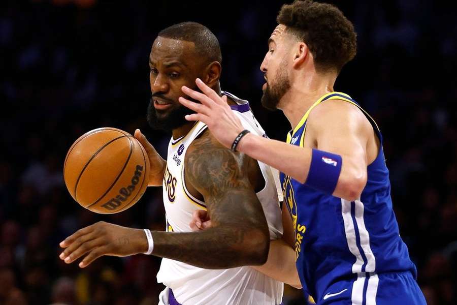 LeBron James frente a Klay Thompson