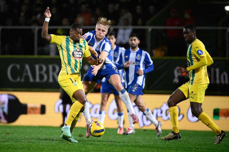 Victor Froholdt perante Ivan Cavaleiro no Tondela-FC Porto Victor Froholdt perante Ivan Cavaleiro no Tondela-FC Porto